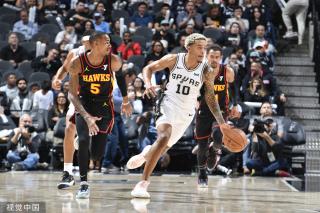 为年轻前锋 为年轻前锋